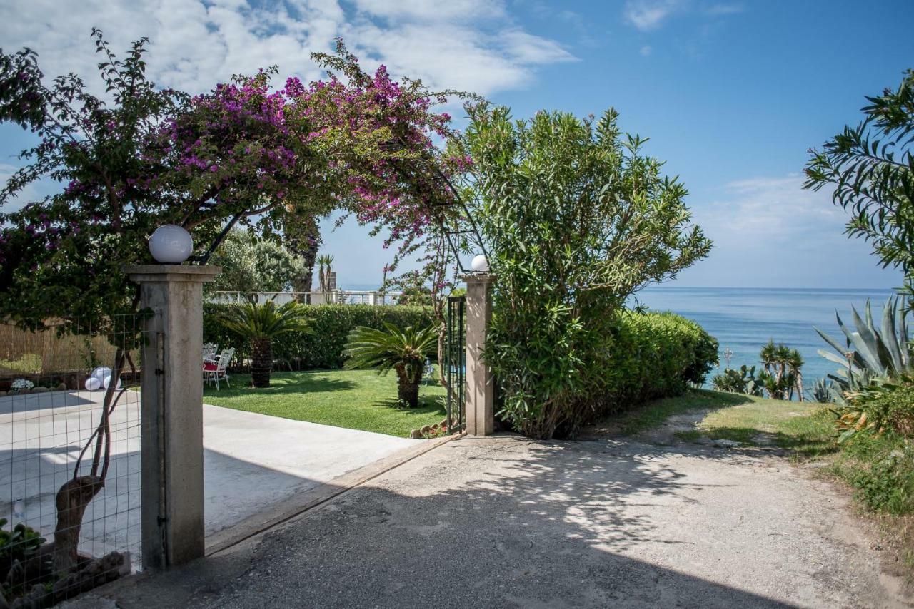 Oikia Eleanthi - Beachfront Garden Home! Mytikas  Buitenkant foto
